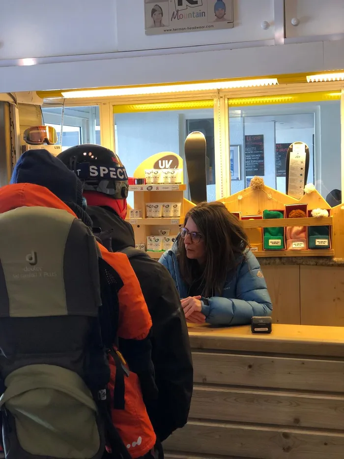 Audrey au comptoir de Loca-Ski, à l'accueil des clients