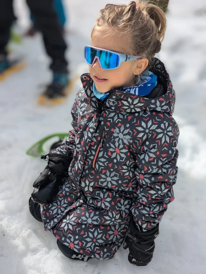 Petite fille équipée de lunettes de ski, tour de cou et gants Loca-Ski