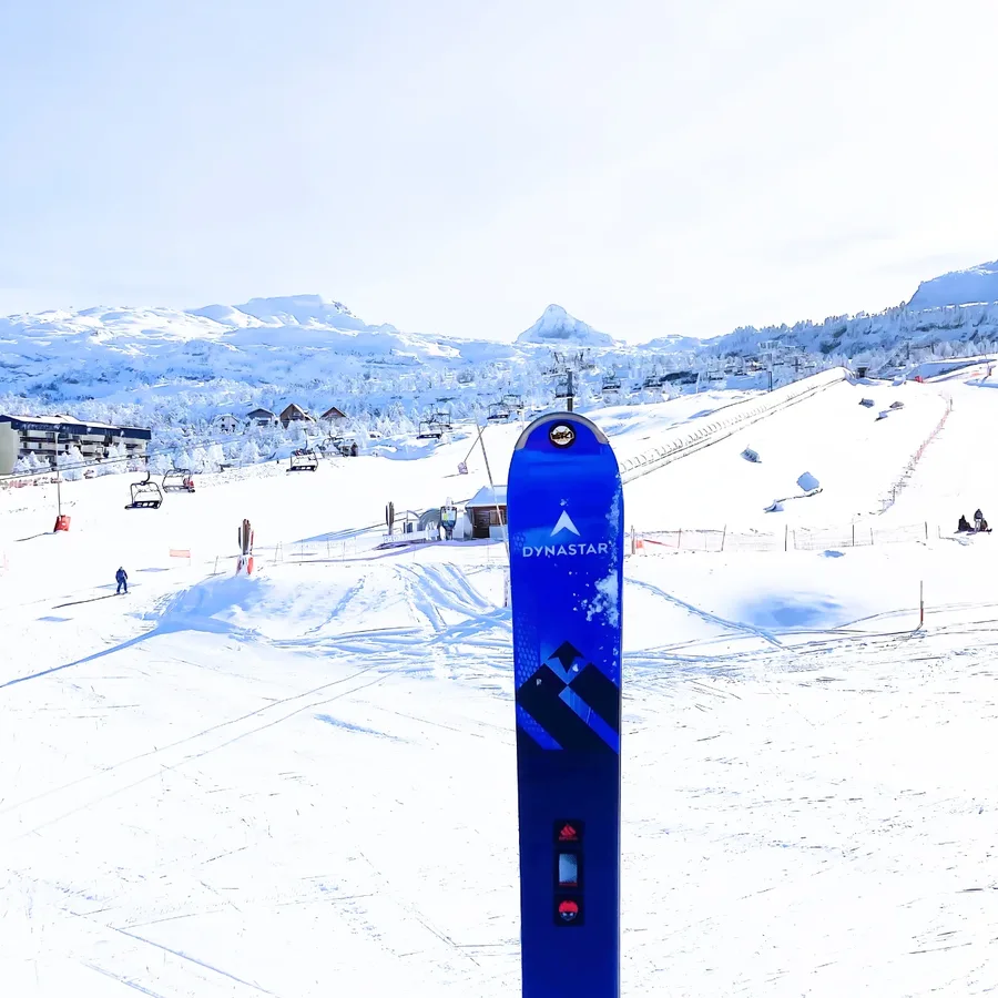 Ski Dynastar en vitrine, vue sur le domaine de La Pierre Saint-Martin