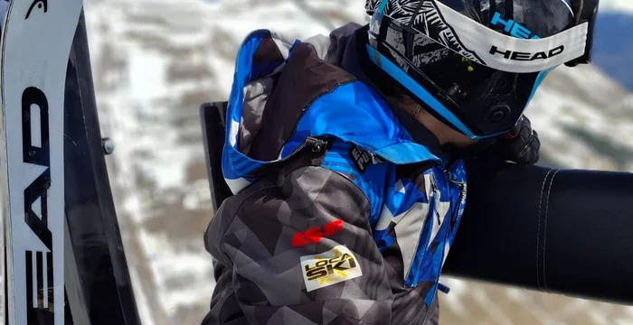 Casque et gants sur le matériel Loca-Ski, en télésiège à La Pierre Saint-Martin