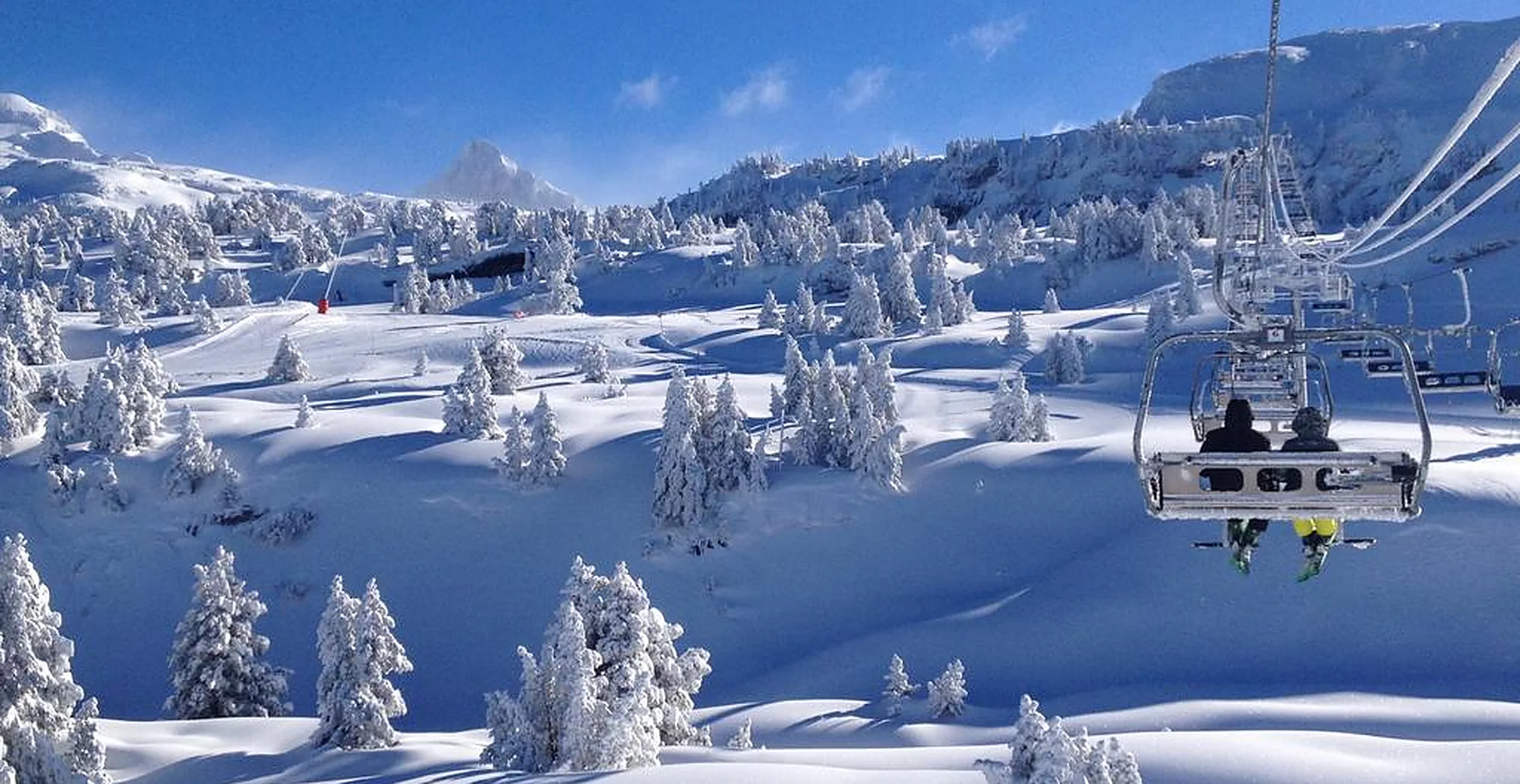 Télésiège avec skieurs à La Pierre Saint-Martin, ciel bleu