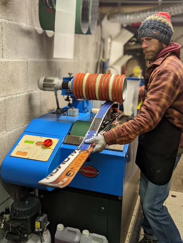 Mathieu, technicien à l'atelier réparation et entretien skis et snowboards