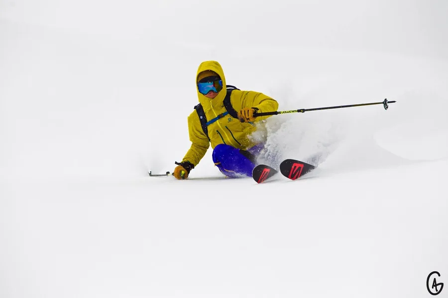 Skieur en action dans la poudreuse à La Pierre Saint-Martin